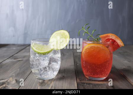 Limonade-Cocktail aus Wasser-Soda-Eissirup und Frutok-Limette-Zitrone und Grapefruit. Hausgemachte Cocktails. Ich bereite mich auf die Feier vor. Stockfoto