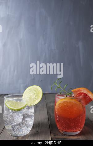Limonade-Cocktail aus Wasser-Soda-Eissirup und Frutok-Limette-Zitrone und Grapefruit. Hausgemachte Cocktails. Ich bereite mich auf die Feier vor. Stockfoto