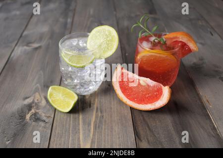 Limonade-Cocktail aus Wasser-Soda-Eissirup und Frutok-Limette-Zitrone und Grapefruit. Hausgemachte Cocktails. Ich bereite mich auf die Feier vor. Stockfoto
