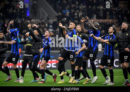 Mailand, Italien. 22. Februar 2023. Praktikanten feiern am Ende des Fußballspiels der Champions League zwischen dem FC Internazionale und dem FC Porto im Stadion San Siro in Mailand (Italien) am 22. Februar 2023. Foto Andrea Staccioli/Insidefoto Credit: Insidefoto di andrea staccioli/Alamy Live News Stockfoto