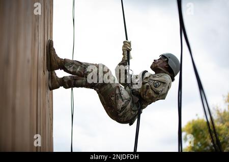 Sgt. Keijuanaky Seales, ein automatisierter Logistikspezialist bei der 3655. Classification and Inspection Company, Iowa National Guard, seilt sich am 6. September 2022 von einem 34 m hohen Turm im Camp Dodge in Johnston, Iowa, ab. Mehr als 200 Soldaten und Flugzeuge nahmen an einer 12-Tage-US Teil Der Army Air Assault-Kurs in Camp Dodge, in dem Angehörige der Streitkräfte in den Bereichen Tragen, Abseilen und Abseilen geschult werden, ist ein Test für die Beständigkeit. Stockfoto