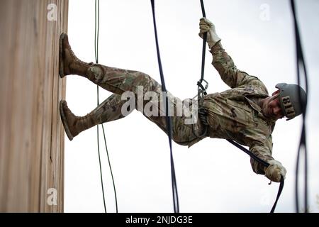 Sgt. Brady Verbrugge, ein horizontaler Bauingenieur bei Kompanie A, 224. Bridgade Engineer Battalion, Iowa National Guard, seilt sich am 6. September 2022 von einem 34 m hohen Turm in Camp Dodge in Johnston, Iowa ab. Mehr als 200 Soldaten und Flugzeuge nahmen an einer 12-Tage-US Teil Der Army Air Assault-Kurs in Camp Dodge, in dem Angehörige der Streitkräfte in den Bereichen Tragen, Abseilen und Abseilen geschult werden, ist ein Test für die Beständigkeit. Stockfoto