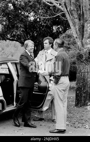 Jimmy Carter kommt im Haus des ehemaligen US-Senators Herman Talmadge - Talmadge Farms - in Lovejoy, Georgia, zu einem Treffen mit demokratischen Parteiführern an. Stockfoto