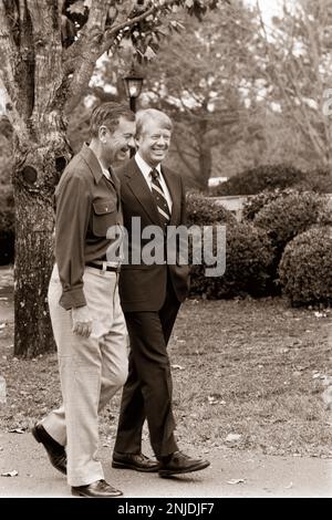 Jimmy Carter kommt im Haus des ehemaligen US-Senators Herman Talmadge - Talmadge Farms - in Lovejoy, Georgia, zu einem Treffen mit demokratischen Parteiführern an. Stockfoto