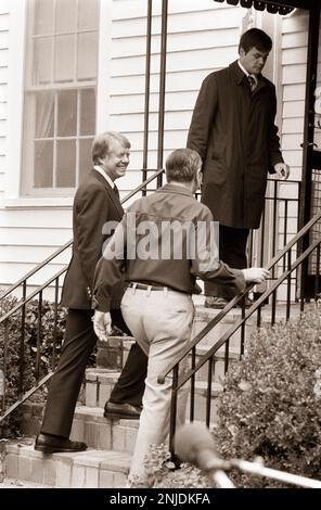 Jimmy Carter kommt im Haus des ehemaligen US-Senators Herman Talmadge - Talmadge Farms - in Lovejoy, Georgia, zu einem Treffen mit demokratischen Parteiführern an. Stockfoto