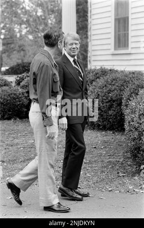 Jimmy Carter kommt im Haus des ehemaligen US-Senators Herman Talmadge - Talmadge Farms - in Lovejoy, Georgia, zu einem Treffen mit demokratischen Parteiführern an. Stockfoto