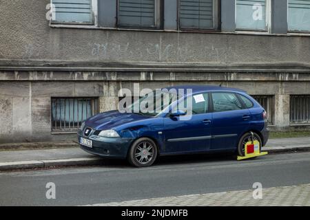 OSTRAVA, TSCHECHISCHE REPUBLIK - 20. FEBRUAR 2023: Beschädigtes Fahrzeug Seat Ibiza auf Asphalt mit Radklammer geparkt Stockfoto