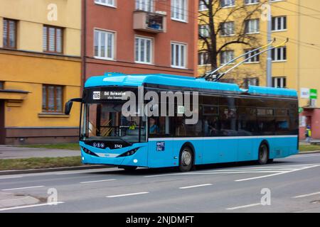 OSTRAVA, TSCHECHISCHE REPUBLIK - 22. FEBRUAR 2023: Brandneuer Skoda 36Tr Trolleybus des DPO Public Transportation Company in Ostrava mit Bewegungsunschärfe-Effekt Stockfoto