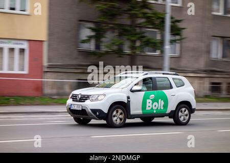 OSTRAVA, TSCHECHISCHE REPUBLIK - 22. FEBRUAR 2023: Renault Dacia Duster von Bolt Lieferunternehmen mit Bewegungsunschärfe-Effekt Stockfoto