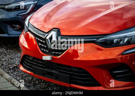 OSTRAVA, TSCHECHISCHE REPUBLIK - 22. FEBRUAR 2023: Frontteil des brandneuen roten Renault Clio-Fließhecks im Händlerbetrieb Stockfoto