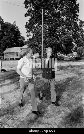 1976 demokratischer Präsidentschaftskandidat Jimmy Carter auf seiner Farm in Plains, GA. Carter spricht mit dem ehemaligen Astronauten und US-Senator John Glenn über die Möglichkeit, dass Glenn Carters stellvertretender Präsidentschaftskandidat wird. Carter und Glenn treffen sich mit Carter Afroamerikaner Bauer Leonard Wright und seiner Tochter. Stockfoto