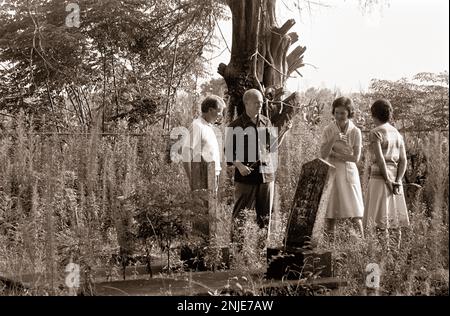 1976 demokratischer Präsidentschaftskandidat Jimmy Carter auf seiner Farm in Plains, GA. Carter spricht mit dem ehemaligen Astronauten und US-Senator John Glenn über die Möglichkeit, dass Glenn Carters stellvertretender Präsidentschaftskandidat wird. Carter und Glenn treffen sich mit Carter Afroamerikaner Bauer Leonard Wright und seiner Tochter. Stockfoto