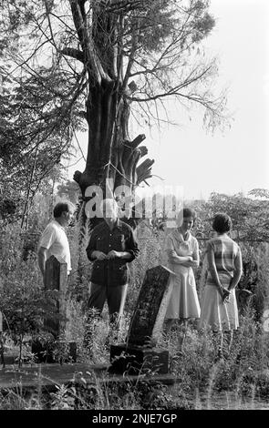 1976 demokratischer Präsidentschaftskandidat Jimmy Carter auf seiner Farm in Plains, GA. Carter spricht mit dem ehemaligen Astronauten und US-Senator John Glenn über die Möglichkeit, dass Glenn Carters stellvertretender Präsidentschaftskandidat wird. Carter und Glenn treffen sich mit Carter Afroamerikaner Bauer Leonard Wright und seiner Tochter. Stockfoto