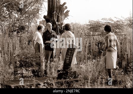 1976 demokratischer Präsidentschaftskandidat Jimmy Carter auf seiner Farm in Plains, GA. Carter spricht mit dem ehemaligen Astronauten und US-Senator John Glenn über die Möglichkeit, dass Glenn Carters stellvertretender Präsidentschaftskandidat wird. Carter und Glenn treffen sich mit Carter Afroamerikaner Bauer Leonard Wright und seiner Tochter. Stockfoto