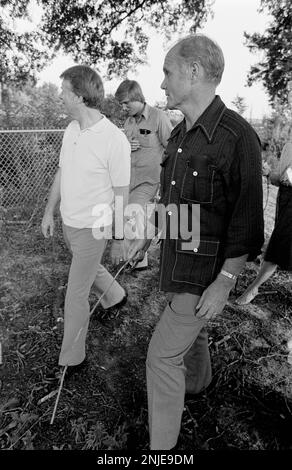 1976 demokratischer Präsidentschaftskandidat Jimmy Carter auf seiner Farm in Plains, GA. Carter spricht mit dem ehemaligen Astronauten und US-Senator John Glenn über die Möglichkeit, dass Glenn Carters stellvertretender Präsidentschaftskandidat wird. Carter und Glenn treffen sich mit Carter Afroamerikaner Bauer Leonard Wright und seiner Tochter. Stockfoto