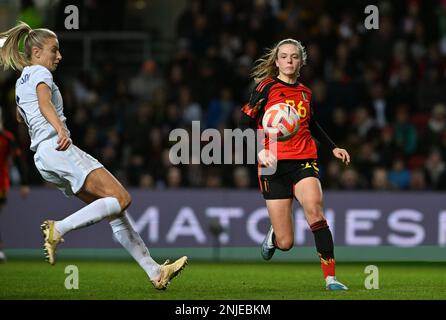 Leah Williamson (6) aus England und Valesca Ampoorter (26) aus Belgien, dargestellt während eines Fußballspiels für freundliche Frauen zwischen den englischen Fußballnationalmannschaften , die Löweninnen , Und Belgien , genannt Red Flames , im dritten und letzten Spiel des Arnold Clark Cup 2023 , Mittwoch , den 22 . Februar 2023 in Bristol , ENGLAND . FOTO SPORTPIX | David Catry Stockfoto