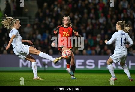 Leah Williamson (6) aus England und Valesca Ampoorter (26) aus Belgien, dargestellt während eines Fußballspiels für freundliche Frauen zwischen den englischen Fußballnationalmannschaften , die Löweninnen , Und Belgien , genannt Red Flames , im dritten und letzten Spiel des Arnold Clark Cup 2023 , Mittwoch , den 22 . Februar 2023 in Bristol , ENGLAND . FOTO SPORTPIX | David Catry Stockfoto