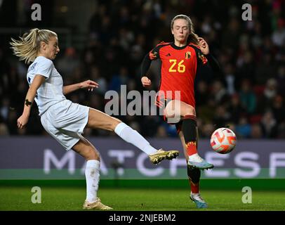 Leah Williamson (6) aus England und Valesca Ampoorter (26) aus Belgien, dargestellt während eines Fußballspiels für freundliche Frauen zwischen den englischen Fußballnationalmannschaften , die Löweninnen , Und Belgien , genannt Red Flames , im dritten und letzten Spiel des Arnold Clark Cup 2023 , Mittwoch , den 22 . Februar 2023 in Bristol , ENGLAND . FOTO SPORTPIX | David Catry Stockfoto