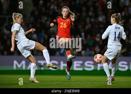 Leah Williamson (6) aus England und Valesca Ampoorter (26) aus Belgien, dargestellt während eines Fußballspiels für freundliche Frauen zwischen den englischen Fußballnationalmannschaften , die Löweninnen , Und Belgien , genannt Red Flames , im dritten und letzten Spiel des Arnold Clark Cup 2023 , Mittwoch , den 22 . Februar 2023 in Bristol , ENGLAND . FOTO SPORTPIX | David Catry Stockfoto