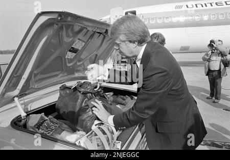 Der designierte Präsident Jimmy Carter, Frau Rosalynn, Tochter Amy und Sohn Chip mit Frau Caron gehen an Bord eines Charterflugs nach Washington DC, wo Carter zum 39. Präsidenten der Vereinigten Staaten eingeweiht wird. Stockfoto