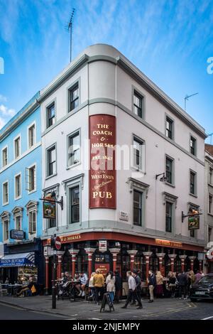 London, Großbritannien, September 2022, Blick auf die Fassade von Coach & Horses, ein Pub in Soho Stockfoto