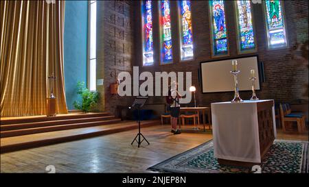 Inneneinrichtung einer modernen Kirche mit Buntglas Stockfoto