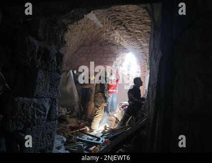 Nablus, Westjordanland. 22. Februar 2023. Palästinenser inspizieren ein zerstörtes Haus, das von israelischen Armeetruppen während eines Überfalls in der besetzten Stadt Nablus im Westjordanland am Mittwoch, den 22. Februar 2023, zerstört wurde. Mindestens 10 Palästinenser wurden bei einem Angriff der israelischen Armee in der besetzten Stadt Nablus im Westjordanland getötet und Dutzende verletzt, während am Mittwoch 102 Menschen verletzt wurden - 82 wurden nach Angaben des palästinensischen Gesundheitsministeriums von lebender Munition getroffen. Sechs waren in kritischem Zustand. Foto: Mohammad Tamim/UPI Credit: UPI/Alamy Live News Stockfoto