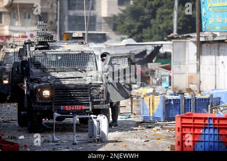 Nablus, Gaza. 22. Februar 2023. Fahrzeuge der israelischen Armee halten bei einem Überfall in der besetzten Stadt Nablus am Mittwoch, den 22. Februar 2023, an. Laut dem palästinensischen Gesundheitsministerium wurden am Mittwoch mindestens 10 Palästinenser getötet und Dutzende verwundet, während 102 Menschen verletzt wurden, wobei 82 von lebender Munition getroffen wurden. Sechs waren in kritischem Zustand. Foto: Mohammad Tamim/UPI Credit: UPI/Alamy Live News Stockfoto