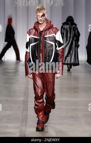 Mailand, Italien. 22. Februar 2023. EISBERG Herbst-Winter 2023-2024 Runway während der Mailänder Fashion Week am 2023. Februar in Mailand; Italien 22/02/2023 Guthaben: dpa/Alamy Live News Stockfoto