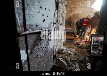 Nablus, Gaza. 22. Februar 2023. Palästinenser inspizieren ein zerstörtes Haus, das von israelischen Armeetruppen während eines Überfalls in der besetzten Stadt Nablus am Mittwoch, dem 22. Februar 2023, zerstört wurde. Laut dem palästinensischen Gesundheitsministerium wurden am Mittwoch mindestens 10 Palästinenser getötet und Dutzende verwundet, während 102 Menschen verletzt wurden, wobei 82 von lebender Munition getroffen wurden. Sechs waren in kritischem Zustand. Foto: Mohammad Tamim/UPI Credit: UPI/Alamy Live News Stockfoto