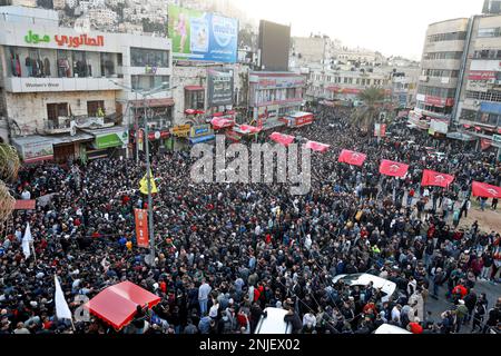 Nablus, Westjordanland. 22. Februar 2023. Tausende nehmen an der Beerdigung von 10 Palästinensern Teil, die am Mittwoch, den 22. Februar 2023, bei einem Überfall in der besetzten Stadt Nablus im Westjordanland von israelischen Armeetruppen getötet wurden. Mindestens 10 Palästinenser wurden bei einem Angriff der israelischen Armee in der besetzten Stadt Nablus im Westjordanland getötet und Dutzende verletzt, während am Mittwoch 102 Menschen verletzt wurden - 82 wurden nach Angaben des palästinensischen Gesundheitsministeriums von lebender Munition getroffen. Sechs waren in kritischem Zustand. Foto: Mohammad Tamim/UPI Credit: UPI/Alamy Live News Stockfoto