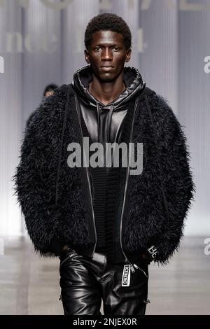 Mailand, Italien. 22. Februar 2023. EISBERG Herbst-Winter 2023-2024 Runway während der Mailänder Fashion Week am 2023. Februar in Mailand; Italien 22/02/2023 Guthaben: dpa/Alamy Live News Stockfoto