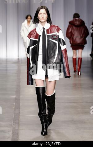 Mailand, Italien. 22. Februar 2023. EISBERG Herbst-Winter 2023-2024 Runway während der Mailänder Fashion Week am 2023. Februar in Mailand; Italien 22/02/2023 Guthaben: dpa/Alamy Live News Stockfoto