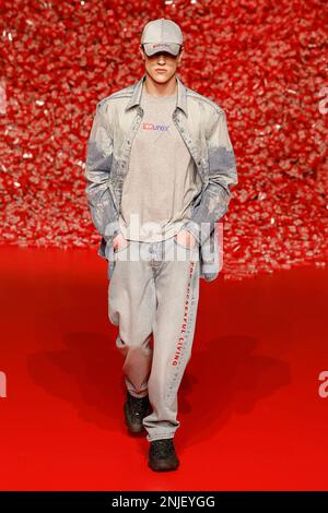 Mailand, Italien. 22. Februar 2023. DIESEL Herbst-Winter 2023-2024 Runway während der Mailänder Fashion Week am 2023. Februar in Mailand; Italien 22/02/2023 Gutschrift: dpa/Alamy Live News Stockfoto