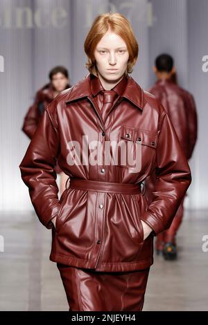 Mailand, Italien. 22. Februar 2023. EISBERG Herbst-Winter 2023-2024 Runway während der Mailänder Fashion Week am 2023. Februar in Mailand; Italien 22/02/2023 Guthaben: dpa/Alamy Live News Stockfoto