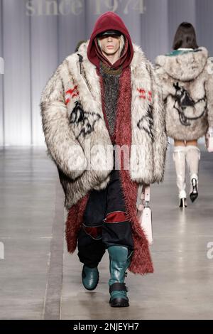 Mailand, Italien. 22. Februar 2023. EISBERG Herbst-Winter 2023-2024 Runway während der Mailänder Fashion Week am 2023. Februar in Mailand; Italien 22/02/2023 Guthaben: dpa/Alamy Live News Stockfoto