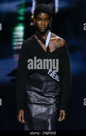 Mailand, Italien. 22. Februar 2023. FENDI Herbst-Winter 2023-2024 Runway während der Mailänder Fashion Week am 2023. Februar in Mailand; Italien 22/02/2023 Guthaben: dpa/Alamy Live News Stockfoto