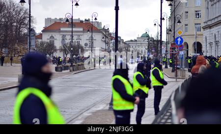 Warschau, Polen. 21. Februar 2023 Eine Polizeisperre wegen des Besuchs von US-Präsident Joe Biden in Polen. Stockfoto