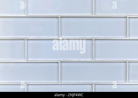 Handgefertigte, klassische Subway-Fliesen aus weißem Klarglas für einen Spritzer im Hintergrund, Dusche und Wandbereich im Badezimmer Stockfoto