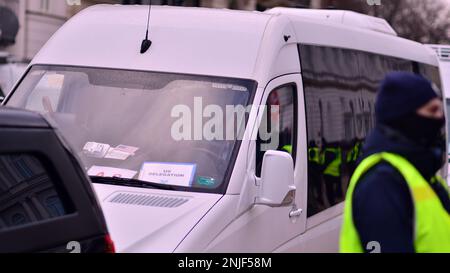 Warschau, Polen. 21. Februar 2023 US-Diplomatenauto. Vertreter der US-Botschaft in Polen treffen sich mit dem US-Präsidenten. Stockfoto