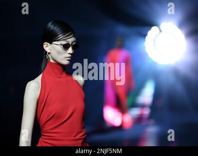 Mailand, Italien. 22. Februar 2023. Ein Modell präsentiert eine Kreation aus der Fendi Herbst/Winter 2023/2024 Kollektion während der Mailänder Fashion Week in Mailand, Italien, am 22. Februar 2023. Kredit: Jin Mamengni/Xinhua/Alamy Live News Stockfoto