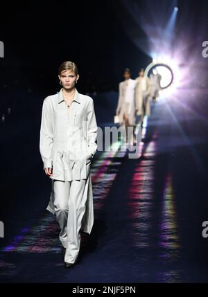 Mailand, Italien. 22. Februar 2023. Models präsentieren Kreationen aus der Fendi Herbst/Winter 2023/2024 Kollektion während der Mailänder Fashion Week in Mailand, Italien, am 22. Februar 2023. Kredit: Jin Mamengni/Xinhua/Alamy Live News Stockfoto