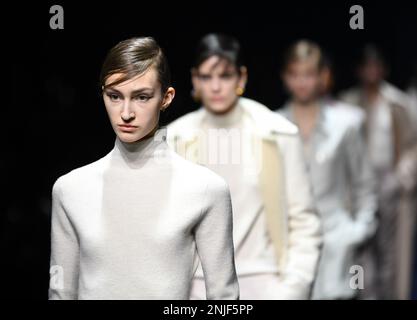 Mailand, Italien. 22. Februar 2023. Models präsentieren Kreationen aus der Fendi Herbst/Winter 2023/2024 Kollektion während der Mailänder Fashion Week in Mailand, Italien, am 22. Februar 2023. Kredit: Jin Mamengni/Xinhua/Alamy Live News Stockfoto