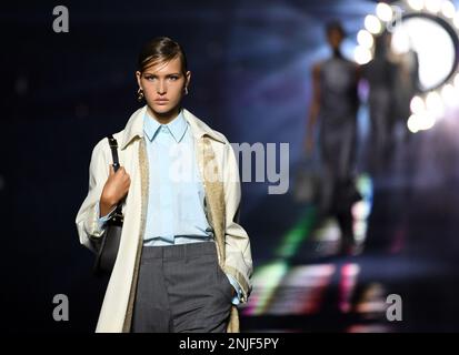 Mailand, Italien. 22. Februar 2023. Ein Modell präsentiert eine Kreation aus der Fendi Herbst/Winter 2023/2024 Kollektion während der Mailänder Fashion Week in Mailand, Italien, am 22. Februar 2023. Kredit: Jin Mamengni/Xinhua/Alamy Live News Stockfoto