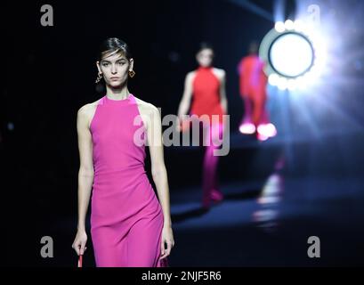 Mailand, Italien. 22. Februar 2023. Ein Modell präsentiert eine Kreation aus der Fendi Herbst/Winter 2023/2024 Kollektion während der Mailänder Fashion Week in Mailand, Italien, am 22. Februar 2023. Kredit: Jin Mamengni/Xinhua/Alamy Live News Stockfoto