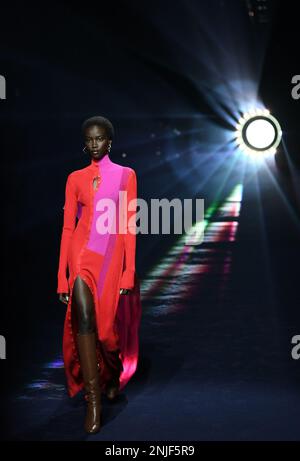 Mailand, Italien. 22. Februar 2023. Ein Modell präsentiert eine Kreation aus der Fendi Herbst/Winter 2023/2024 Kollektion während der Mailänder Fashion Week in Mailand, Italien, am 22. Februar 2023. Kredit: Jin Mamengni/Xinhua/Alamy Live News Stockfoto