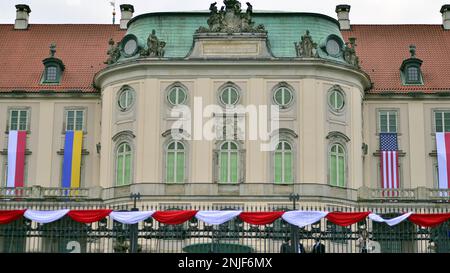 Warschau, Polen. 21. Februar 2023 Zeremonielle Kulisse während der Rede von Präsident Joe Biden in den Gärten des königlichen Schlosses Warschau. Stockfoto