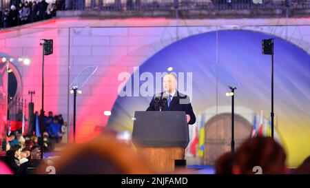 Warschau, Polen. 21. Februar 2023 Polnischer Präsident Andrzej Duda in den Gärten des Königlichen Schlosses Warschau. Die Rede zum Jahrestag der russischen Invas Stockfoto