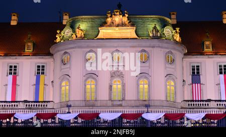 Warschau, Polen. 21. Februar 2023 Zeremonielle Kulisse während der Rede von Präsident Joe Biden in den Gärten des königlichen Schlosses Warschau. Stockfoto