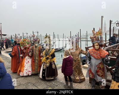 Markusplatz, Venedig, Italien. 21. Februar 2023. Der Aschermittwoch rückt näher, und der 2023 in Venedig stattfindende Karneval endet in voller Pracht. Die Stadt Venedig zeigt Besuchern aus der ganzen Welt ihren einzigartigen Stil, die in venezianischen Masken und aufwändigen Renaissance-Kostümen ausgestattet sind. Kredit: ©Julia Mineeva/EGBN TV News/Alamy Live News Stockfoto